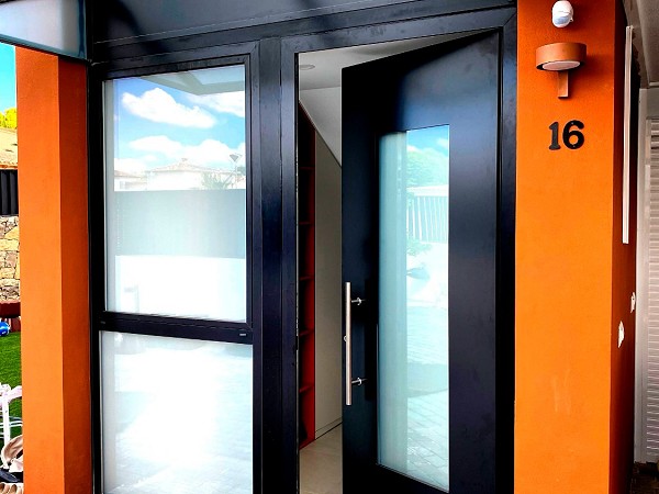 Puerta de entrada exclusiva @roka_doors Calidad excepcional y diseño que marca la diferencia. Modelo 