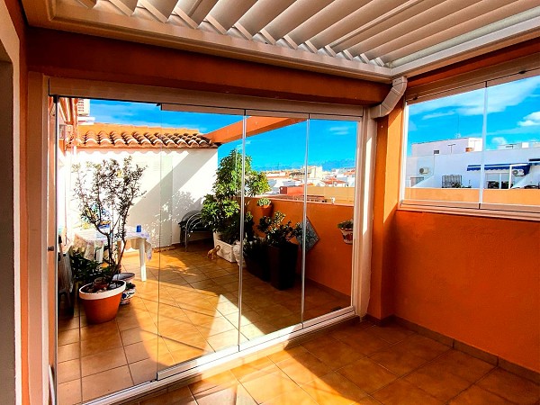 Cerramiento de terraza con cortina de cristal modelo CL25 abatible