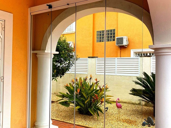 cerramiento con cortinas de cristal CL-25 en la terraza