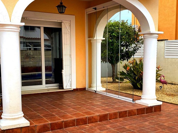 cerramiento con cortinas de cristal CL-25 en la terraza