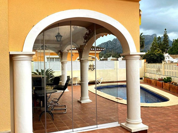 cerramiento con cortinas de cristal CL-25 en la terraza