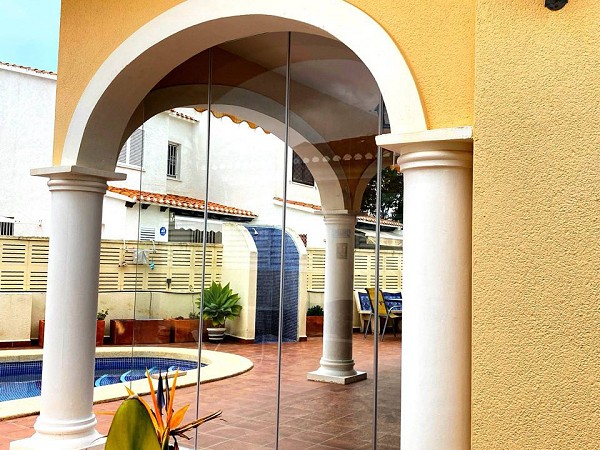 cerramiento con cortinas de cristal CL-25 en la terraza