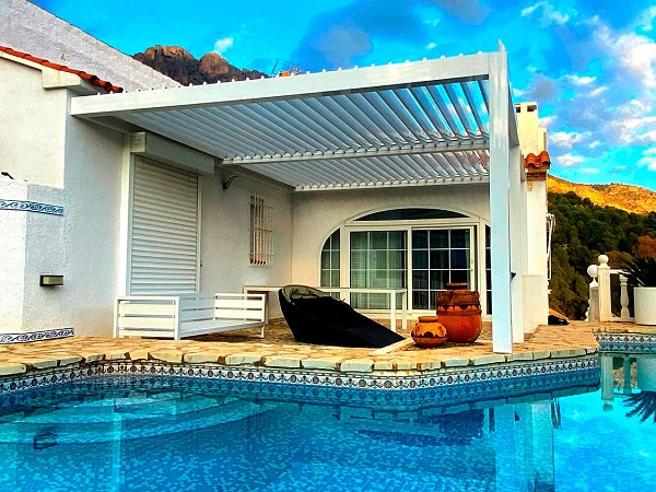 Pérgola bioclimática color blanco