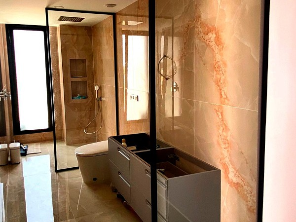 Separadores de baño en cristal templado con perfilería