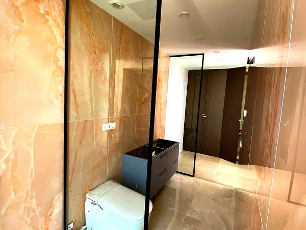 Separadores de baño en cristal templado con perfilería