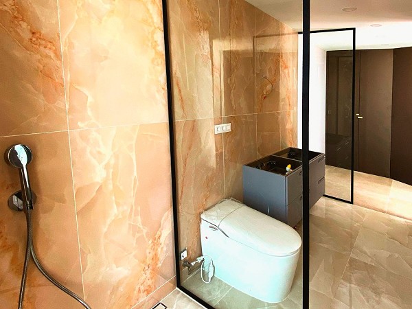 Separadores de baño en cristal templado con perfilería