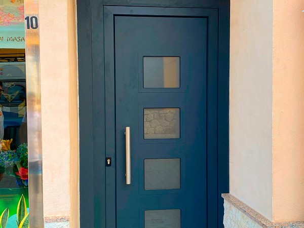 Puerta de entrada con carpintería de Aluminio