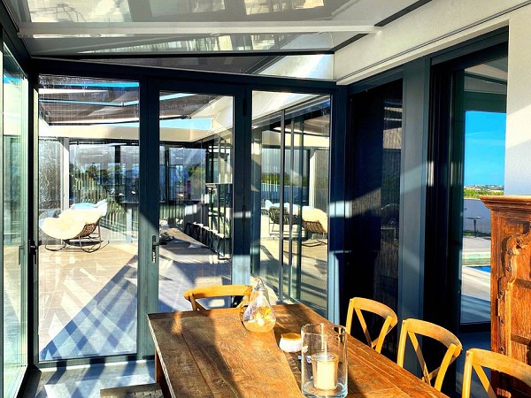 Techo fijo con panel, sandwich y cerramiento con balconeras de aluminio en Orba