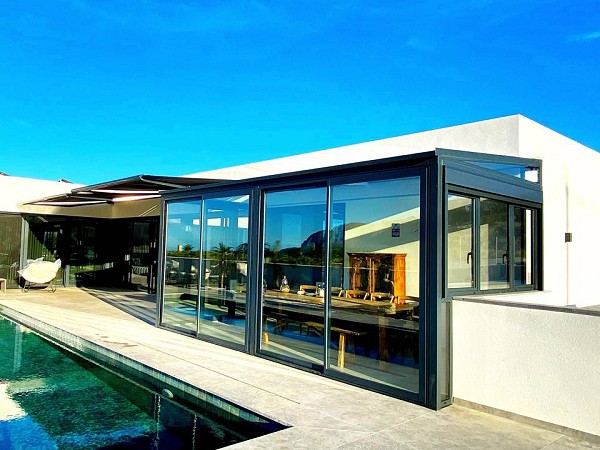 Techo fijo con panel, sandwich y cerramiento con balconeras de aluminio en Orba
