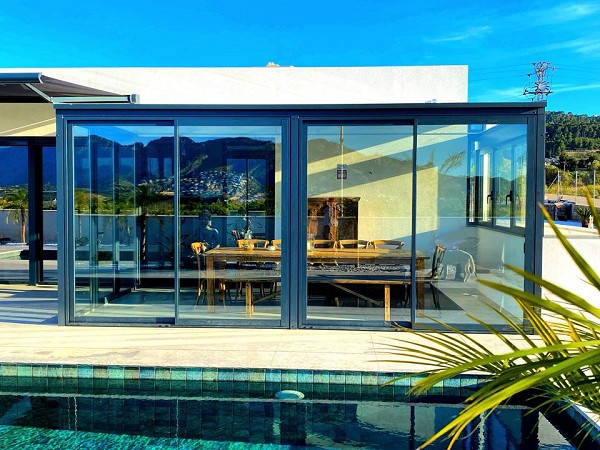 Techo fijo con panel, sandwich y cerramiento con balconeras de aluminio en Orba