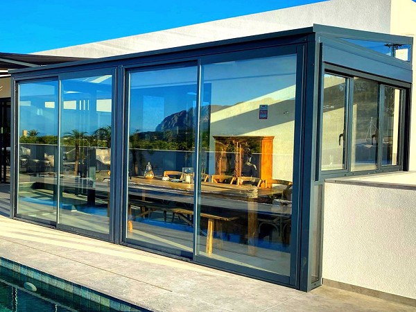 Techo fijo con panel, sandwich y cerramiento con balconeras de aluminio en Orba